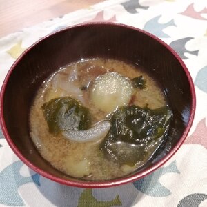 なすと玉ねぎとわかめの味噌汁